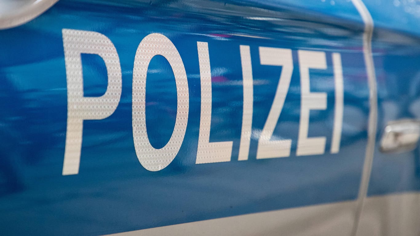 Aufschrift Polizei (Symbolbild): In Essen kam es zu einem Unfall mit Fahrerflucht. Die Polizei sucht nun nach Zeugen.