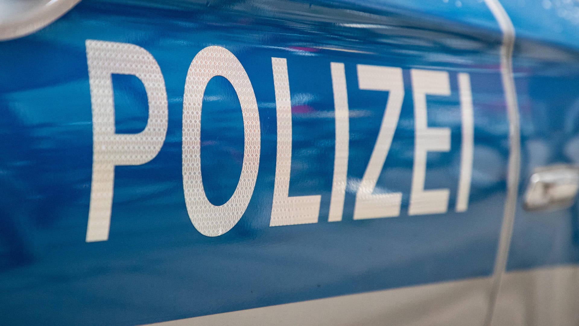 Aufschrift Polizei (Symbolbild): In Essen kam es zu einem Unfall mit Fahrerflucht. Die Polizei sucht nun nach Zeugen. Aufschrift Polizei (Symbolbild): In Essen kam es zu einem Unfall mit Fahrerflucht. Die Polizei sucht nun nach Zeugen.