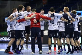 Die Handballer der SG Flensburg-Handewitt stehen kampflos im Viertelfinale der Champions League.