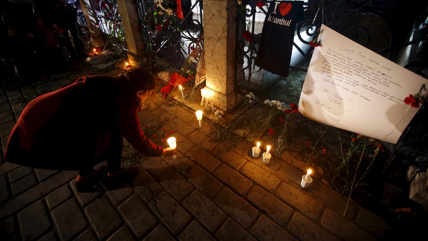 Ein Tag nach dem Selbstmordattentat: Eine Frau zündet eine Kerze am Ort des Anschlags an.