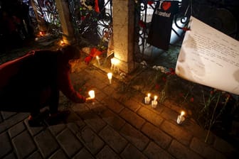 Ein Tag nach dem Selbstmordattentat: Eine Frau zündet eine Kerze am Ort des Anschlags an.