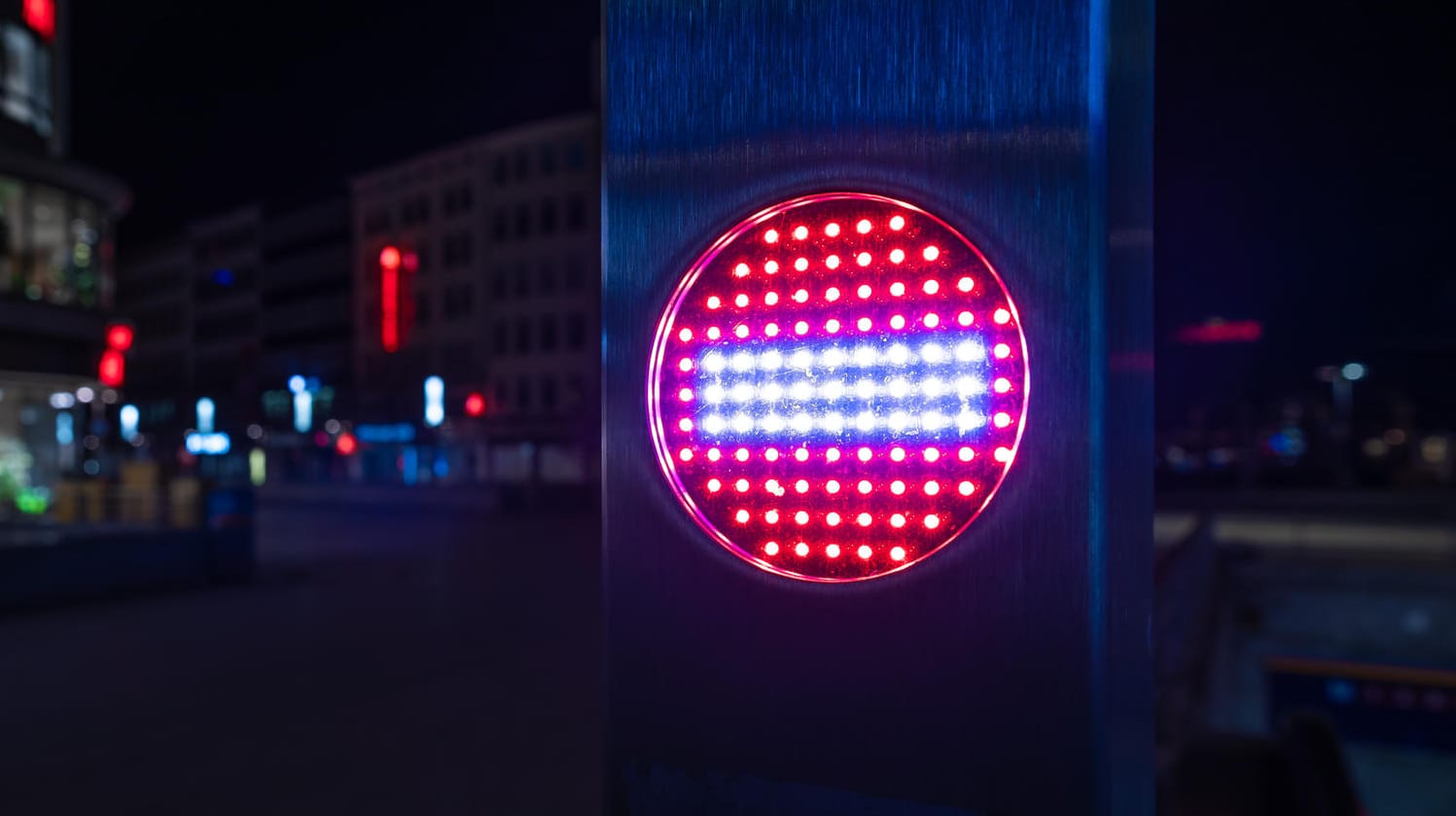 Ein Stop-Piktogramm an einer Rolltreppe leuchtet am Abend in der Innenstadt von Hannover: Gegen die nächtliche Ausgangssperre hat es nur wenige Verstöße gegeben. Ein Stop-Piktogramm an einer Rolltreppe leuchtet am Abend in der Innenstadt von Hannover: Gegen die nächtliche Ausgangssperre hat es nur wenige Verstöße gegeben.