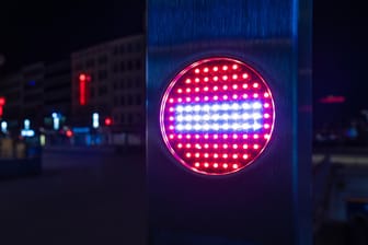Ein Stop-Piktogramm an einer Rolltreppe leuchtet am Abend in der Innenstadt von Hannover: Gegen die nächtliche Ausgangssperre hat es nur wenige Verstöße gegeben.