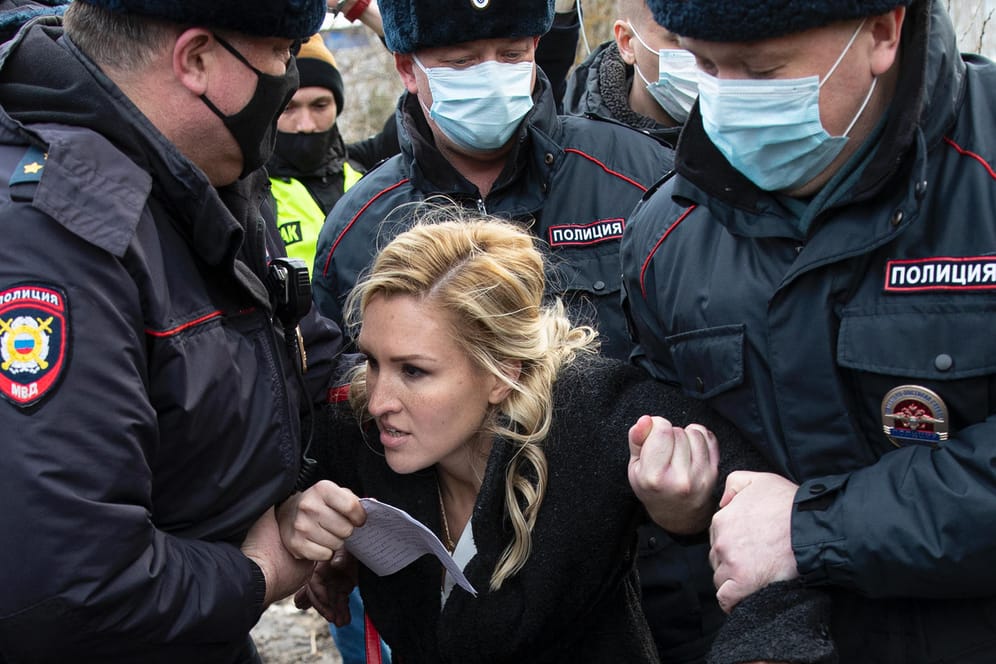 Anastassija Wassiljewa: Die Vorsitzende der Allianz der Ärzte und Ärztin von Kremelgegner Nawalny wurde vor dem Straflager festgenommen.