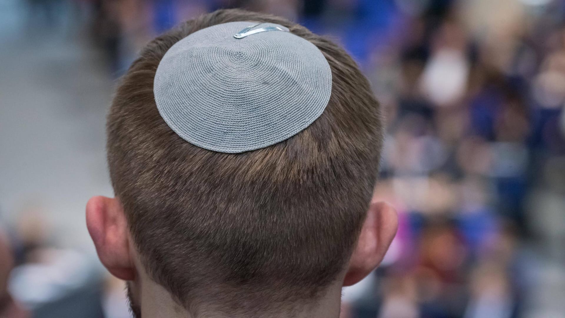 Ein Mann trägt eine Kippa (Symbolbild): In der Nacht zum Ostersonntag wurde ein 52-Jähriger in der Kölner Innenstadt überfallen und unter anderem seiner Kippa beraubt. Ein Mann trägt eine Kippa (Symbolbild): In der Nacht zum Ostersonntag wurde ein 52-Jähriger in der Kölner Innenstadt überfallen und unter anderem seiner Kippa beraubt.
