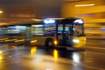 Ein Bus bei einer Nachtfahrt (Symbolbild): Weil die Ausgangssperre aktuell ab 21 Uhr gilt, fahren nachts auch keine Busse mehr in Hamburg.