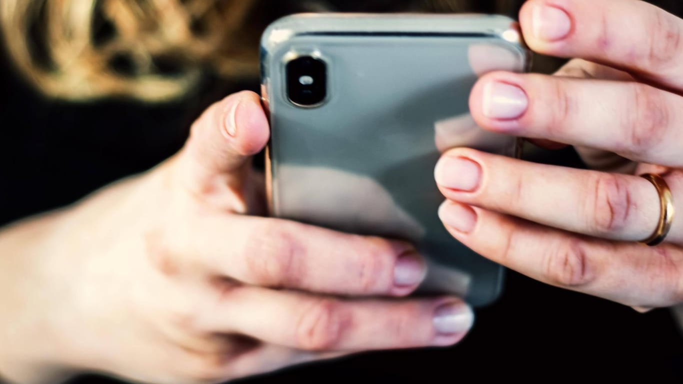 Eine Frau tippt auf einem Smartphone (Symbolbild): Nach einem Daten-Leak bei Facebook berichten einige Twitter-Nutzer über Spam-SMS.