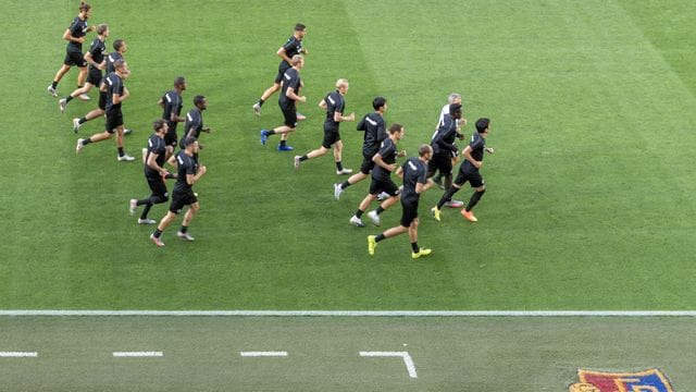 Die Spieler von Eintracht Frankfurt laufen sich warm.