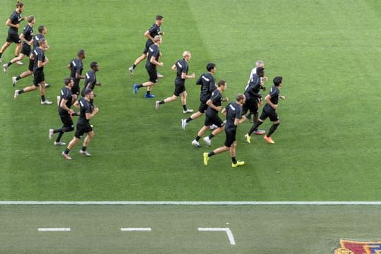 Die Spieler von Eintracht Frankfurt laufen sich warm.