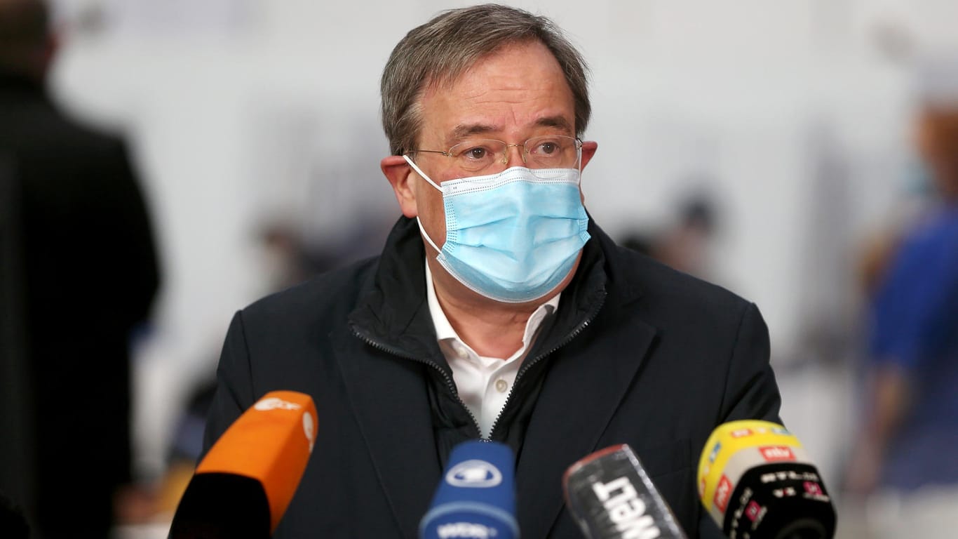 Armin Laschet im Aachener Impfzentrum: Der Ministerpräsident von Nordrhein-Westfalen will einen "Brückenlockdown".