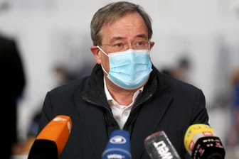 Armin Laschet im Aachener Impfzentrum: Der Ministerpräsident von Nordrhein-Westfalen will einen "Brückenlockdown".
