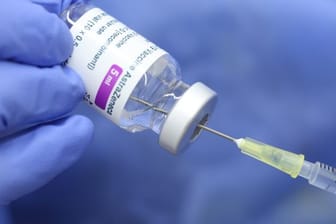 Eine Spritze mit dem Corona Impfstoff AstraZeneca wird in einem Impfzentrum aufgezogen (Symbolbild): Der Impfstoff soll künftig nicht mehr in bayerischen Impfzentren verwendet werden.