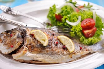 Fisch: Regelmäßige Fischmahlzeiten vereinen mehrere Vorteile.