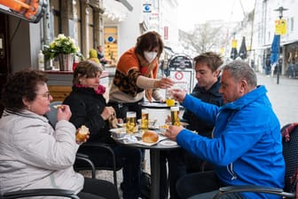 Ein Bier in der Kneipe: Im Saarland geht das seit heute wieder – wenn auch nur im Außenbereich.