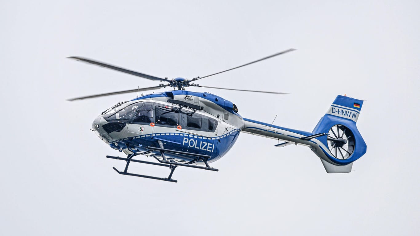 Ein Polizeihubschrauber in NRW (Symbolbild): Nach einem Überfall in Brühl auf ein Sonnenstudio wurde zur Fahndung nach dem Täter auch ein Hubschrauber eingesetzt.