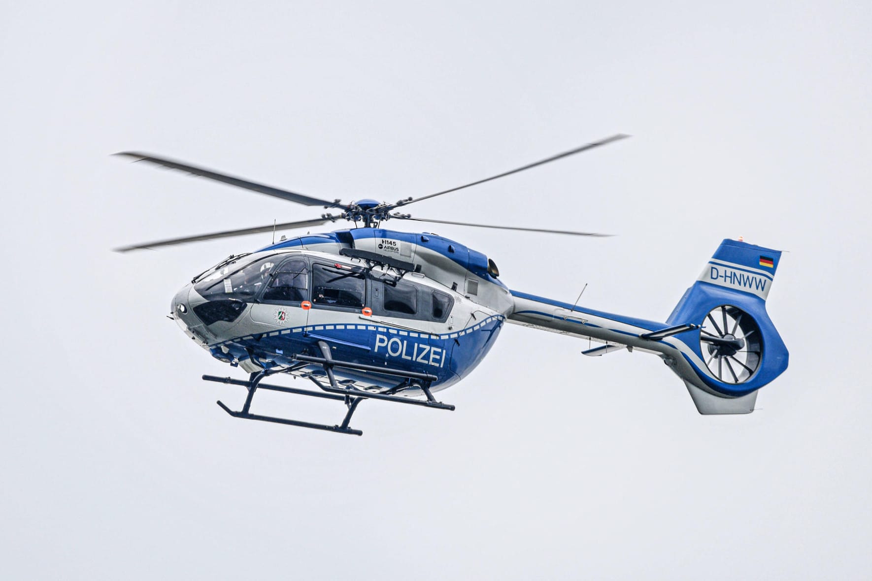 Ein Polizeihubschrauber in NRW (Symbolbild): Nach einem Überfall in Brühl auf ein Sonnenstudio wurde zur Fahndung nach dem Täter auch ein Hubschrauber eingesetzt.