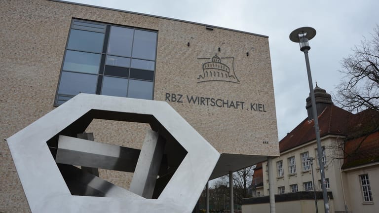 Die Berufsschule RBZ Wirtschaft in Kiel: Die Schule hat für ihr Projekt Auszeichnungen der Stadt Kiel, der UN, UNESCO und den Deutschen Schulpreis gewonnen.