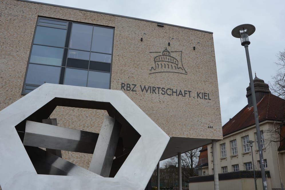 Die Berufsschule RBZ Wirtschaft in Kiel: Die Schule hat für ihr Projekt Auszeichnungen der Stadt Kiel, der UN, UNESCO und den Deutschen Schulpreis gewonnen.