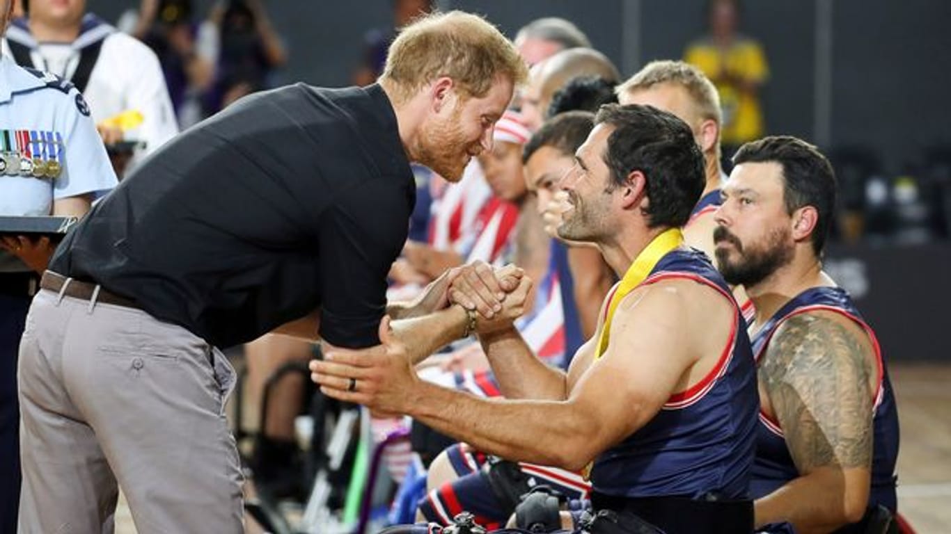 Prinz Harry gratuliert einem Mitglied des Rollstuhl-Basketballteams der Vereinigten Staaten bei den Invictus Games 2018.