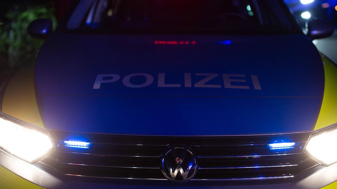 Ein Einsatzfahrzeug der Polizei in der Dunkelheit (Symbolbild): Das OBG hat die Ausgangssperre in Hannover gekippt.
