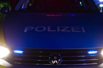 Ein Einsatzfahrzeug der Polizei in der Dunkelheit (Symbolbild): Das OBG hat die Ausgangssperre in Hannover gekippt.
