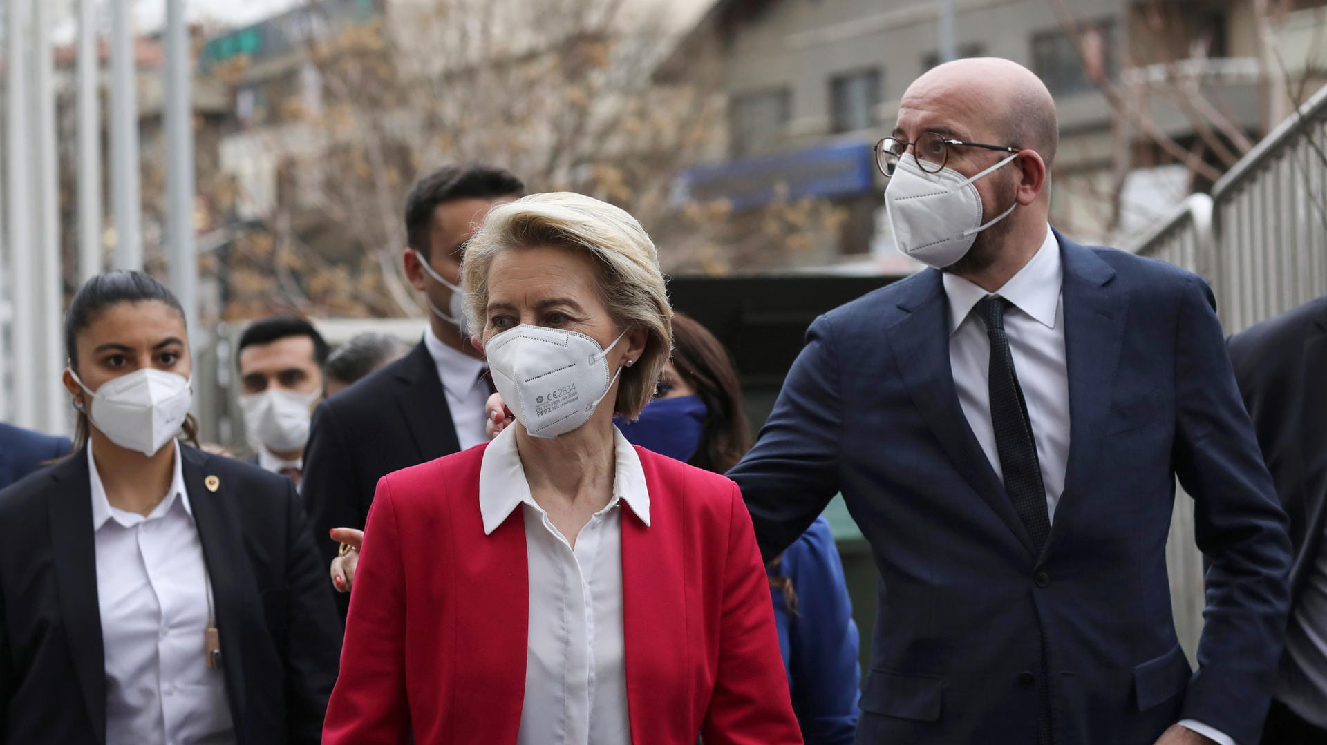 Ursula von der Leyen (M), Präsidentin der Europäischen Kommission, und Charles Michel (r.), Präsident des Europäischen Rates: Die beiden trafen sich am Dienstag mit Erdogan in Ankara.