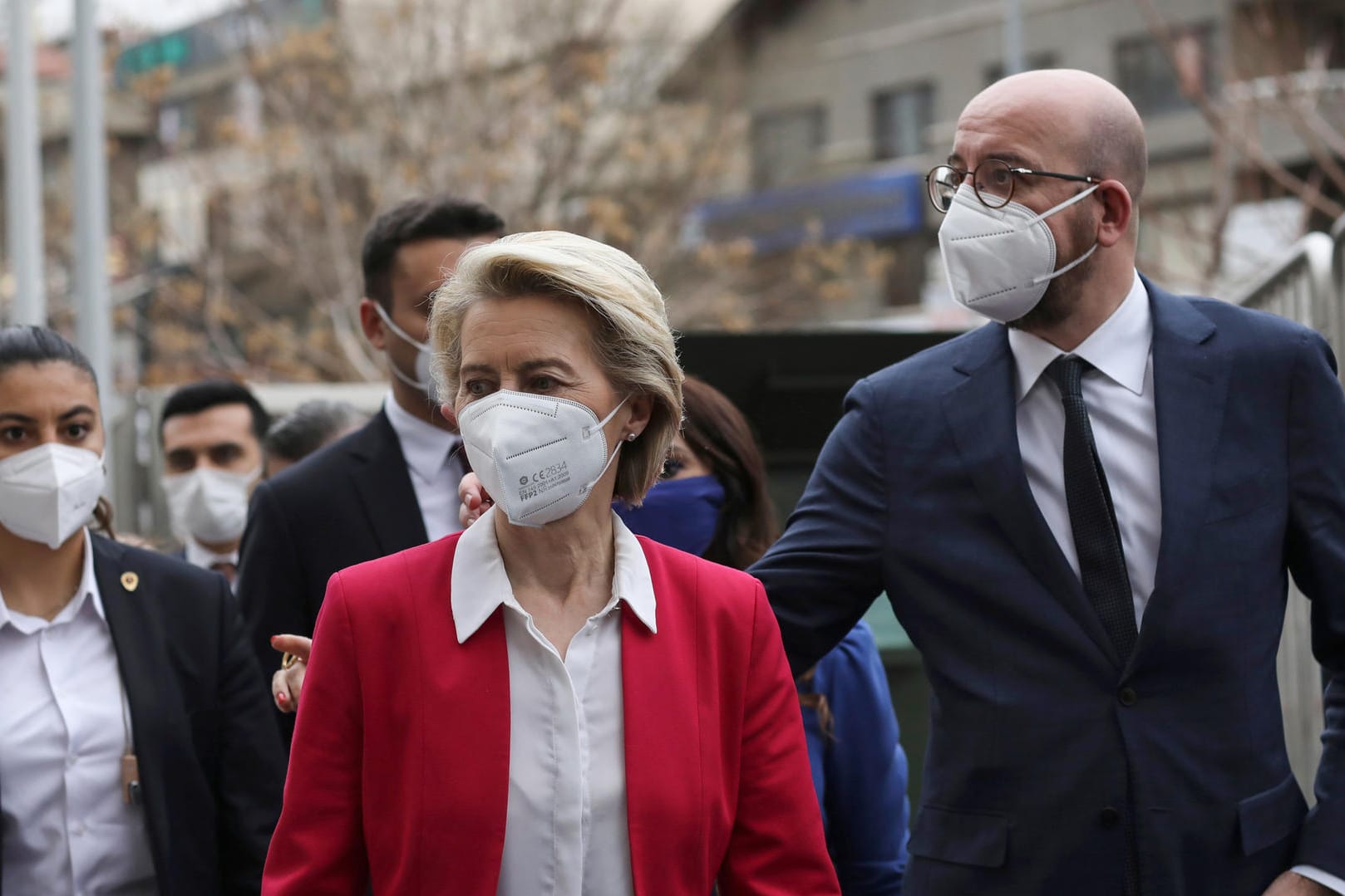 Ursula von der Leyen (M), Präsidentin der Europäischen Kommission, und Charles Michel (r.), Präsident des Europäischen Rates: Die beiden trafen sich am Dienstag mit Erdogan in Ankara.