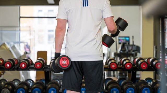 In den Fitnessstudios darf wieder trainiert werden.
