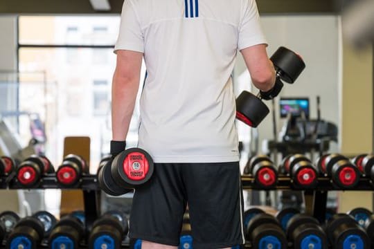 In den Fitnessstudios darf wieder trainiert werden.