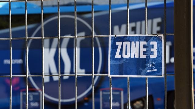 Beim Karlsruher SC ist erneut ein Spieler positiv auf das Coronavirus getestet worden. Beim Karlsruher SC ist erneut ein Spieler positiv auf das Coronavirus getestet worden.