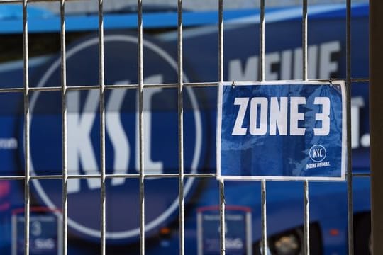 Beim Karlsruher SC ist erneut ein Spieler positiv auf das Coronavirus getestet worden.