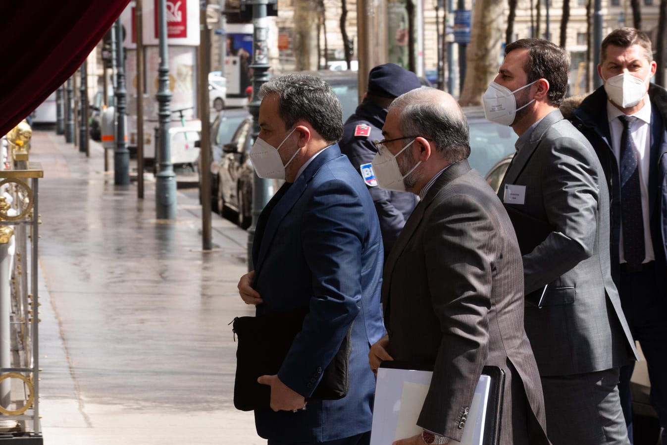 Seyed Abbas Araghchi, der stellvertretende Außenminister des Iran, und weitere Vertreter des Iran in Wien: Hier fanden am Dienstag indirekte Gespräche zwischen dem Iran und den USA statt.