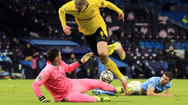 Dortmunds Erling Haaland (M) kommt mit dem Ball nicht an Manchesters Torwart Ederson vorbei. Dortmunds Erling Haaland (M) kommt mit dem Ball nicht an Manchesters Torwart Ederson vorbei.