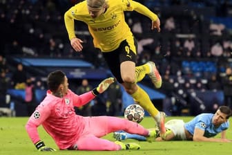 Dortmunds Erling Haaland (M) kommt mit dem Ball nicht an Manchesters Torwart Ederson vorbei.