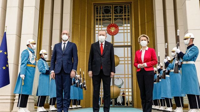 Der türkische Präsident Erdogan (M) empfängt Charles Michel und Ursula Von der Leyen. Der türkische Präsident Erdogan (M) empfängt Charles Michel und Ursula Von der Leyen.
