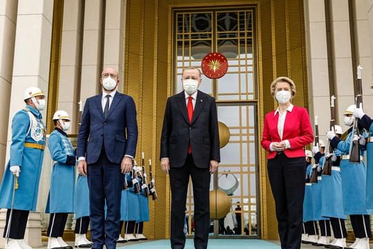 Der türkische Präsident Erdogan (M) empfängt Charles Michel und Ursula Von der Leyen.