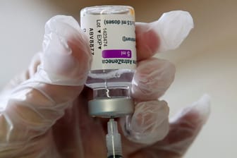 Eine Ampulle mit dem Astrazeneca-Vakzin: In Frankreich ist ein Mann kurz nach seiner Impfung gestorben.