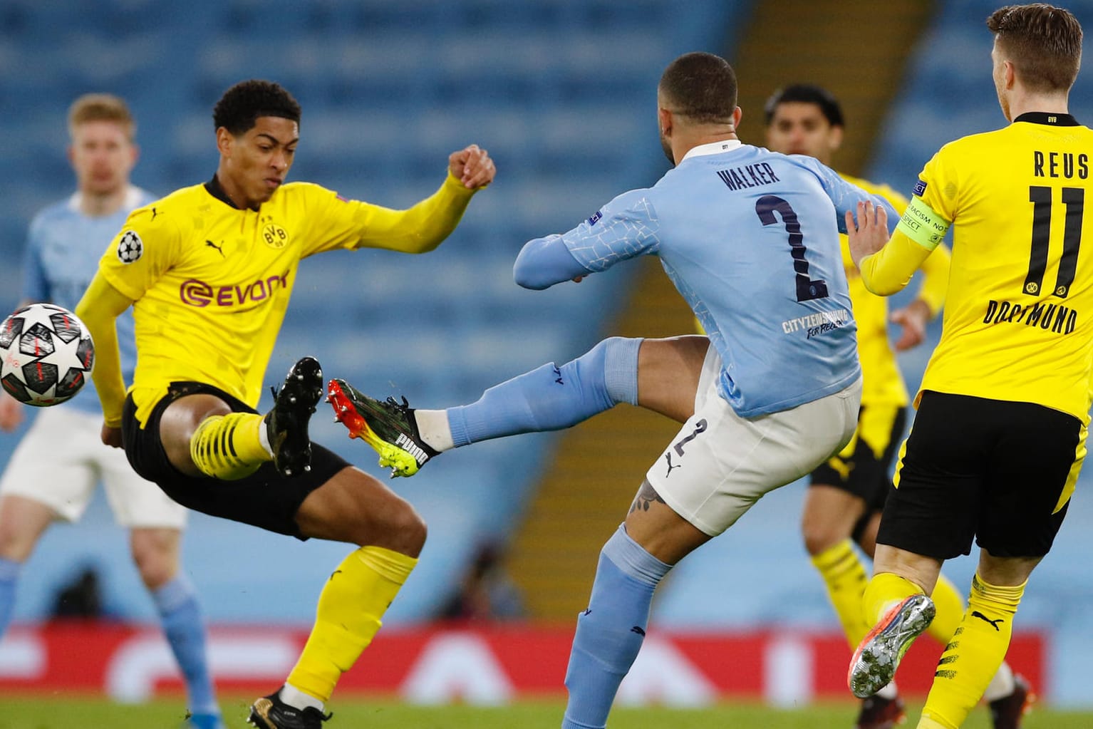 Starke Vorstellung: Dortmunds Bellingham (l.) im Zweikampf mit Citys Walker.