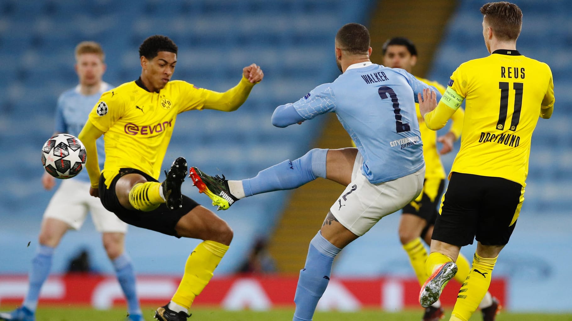 Starke Vorstellung: Dortmunds Bellingham (l.) im Zweikampf mit Citys Walker.