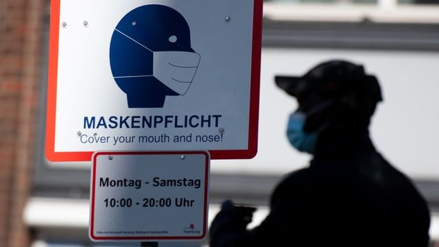In vielen Innenstädten herrscht "Maskenpflicht" - die Corona-Fallzahlen sind feiertagsbedingt rückläufig. In vielen Innenstädten herrscht "Maskenpflicht" - die Corona-Fallzahlen sind feiertagsbedingt rückläufig.