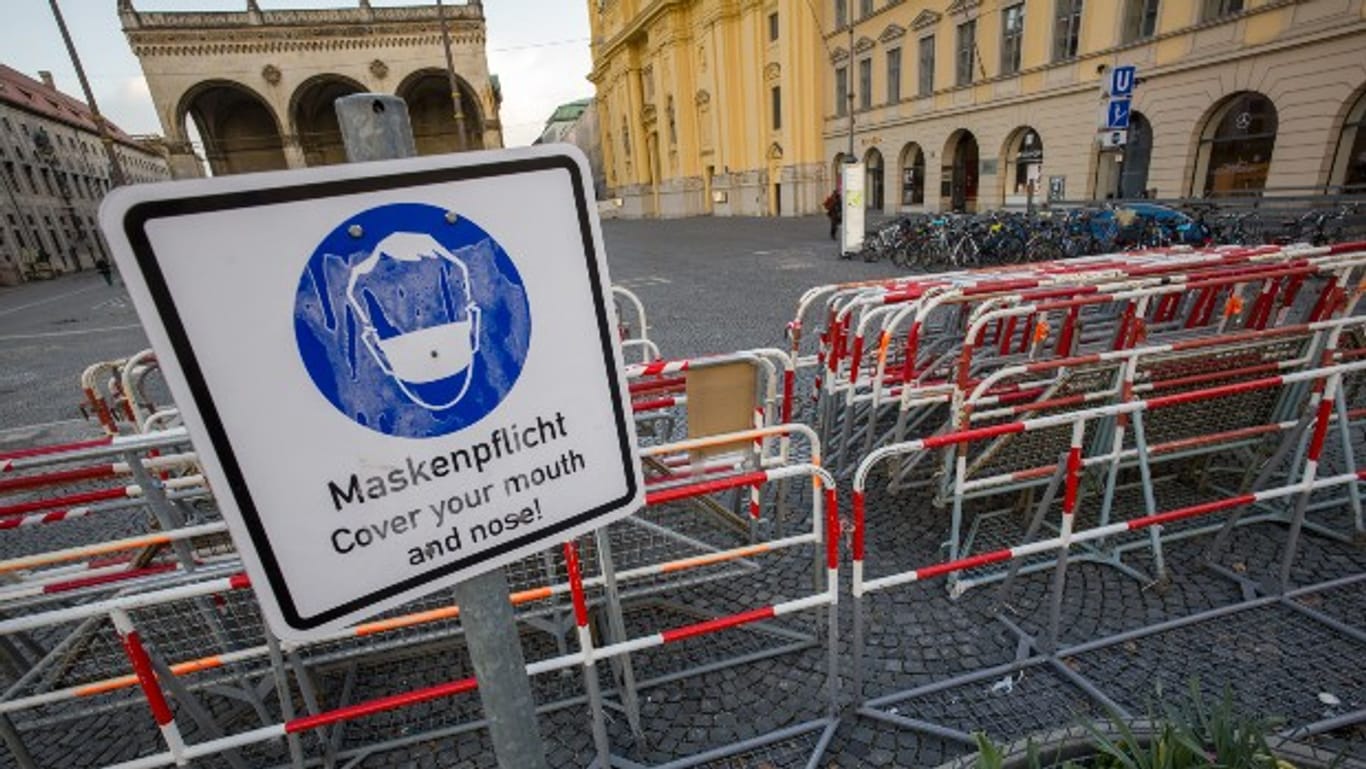 Maskenpflicht-Schild in München: Die täglichen Ansteckungszahlen mit dem Coronavirus sind weiter auf hohem Niveau.