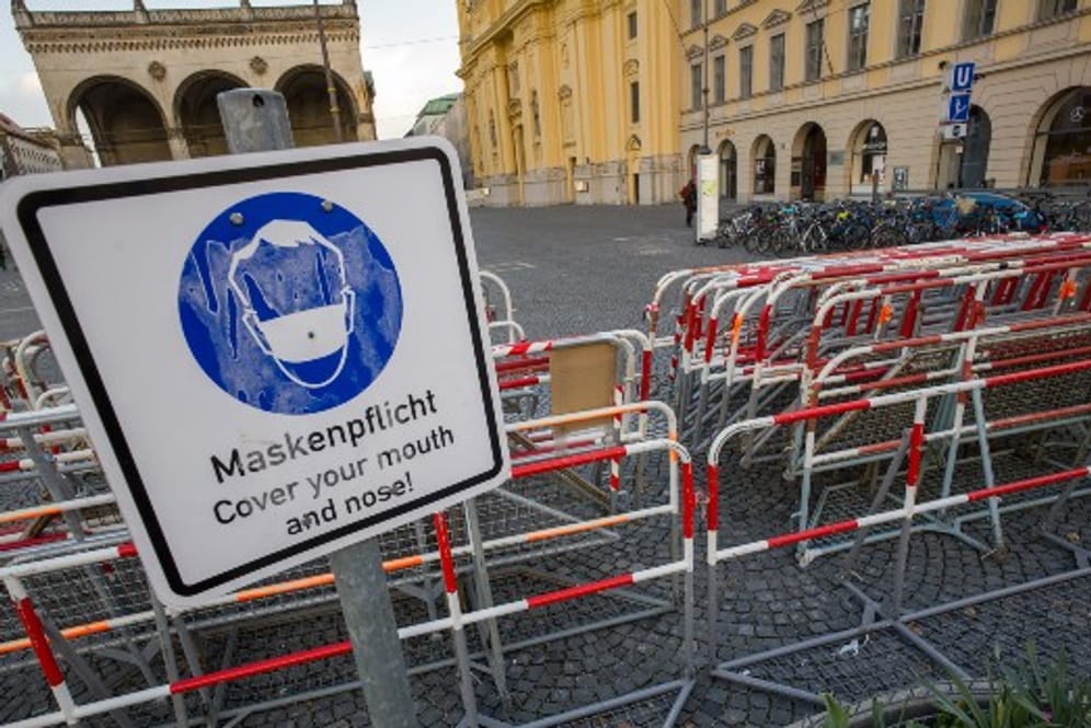 Maskenpflicht-Schild in München: Die täglichen Ansteckungszahlen mit dem Coronavirus sind weiter auf hohem Niveau.