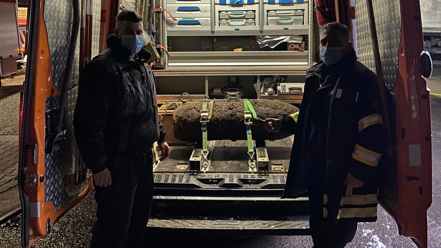 Zwei Mitarbeiter des Kampfmittelbeseitigungsdienstes mit der entschärften Bombe: Die Fünf-Zentner-Weltkriegsbombe war am Dienstag in Köln-Raderberg entdeckt worden. Zwei Mitarbeiter des Kampfmittelbeseitigungsdienstes mit der entschärften Bombe: Die Fünf-Zentner-Weltkriegsbombe war am Dienstag in Köln-Raderberg entdeckt worden.