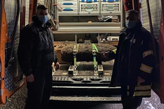 Zwei Mitarbeiter des Kampfmittelbeseitigungsdienstes mit der entschärften Bombe: Die Fünf-Zentner-Weltkriegsbombe war am Dienstag in Köln-Raderberg entdeckt worden.