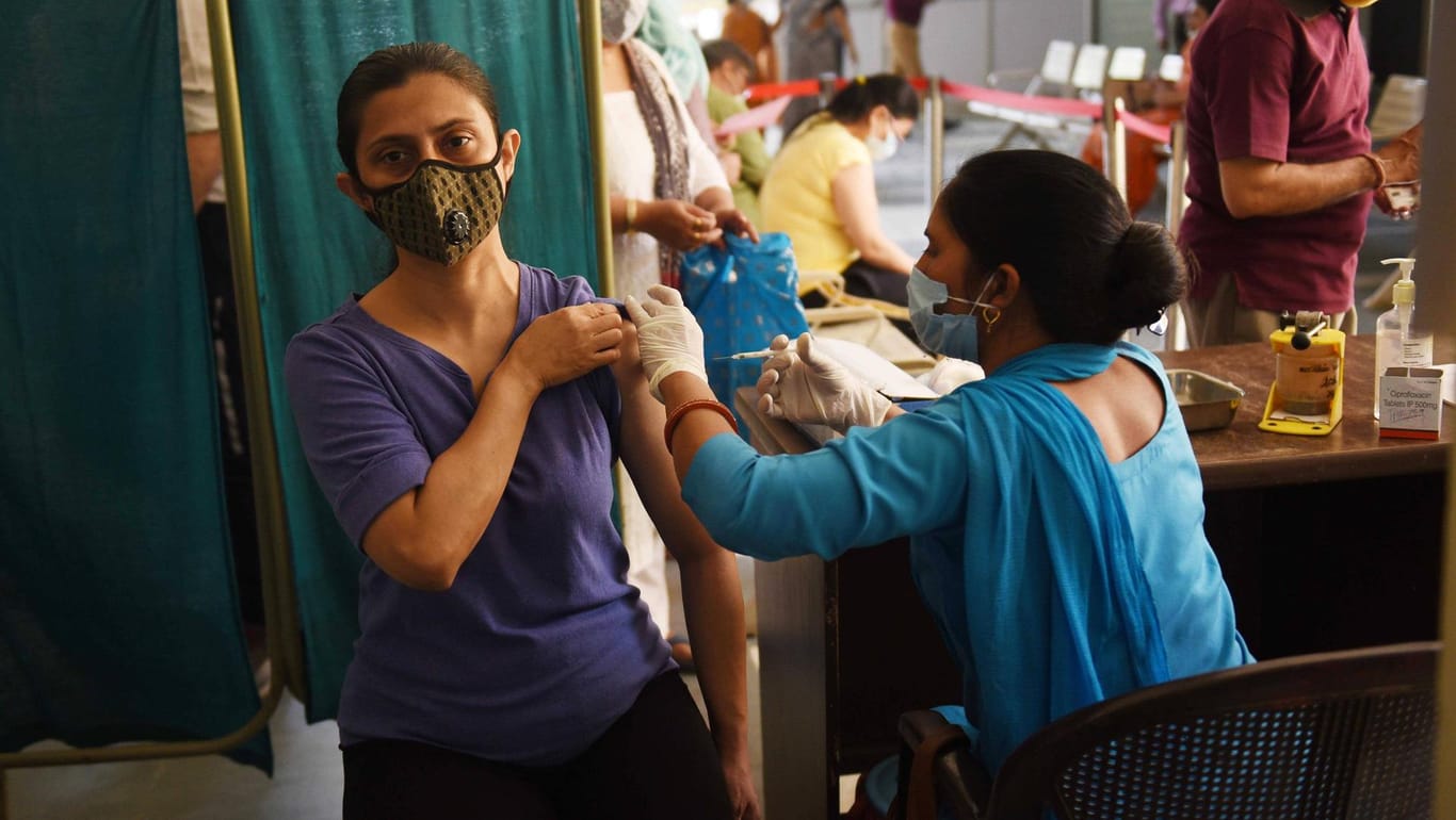 Corona-Impfung in Indien: Amnesty International prangert die Benachteiligung ärmerer Länder bei der Verteilung der Impfstoffe an.