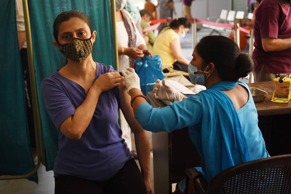 Corona-Impfung in Indien: Amnesty International prangert die Benachteiligung ärmerer Länder bei der Verteilung der Impfstoffe an.