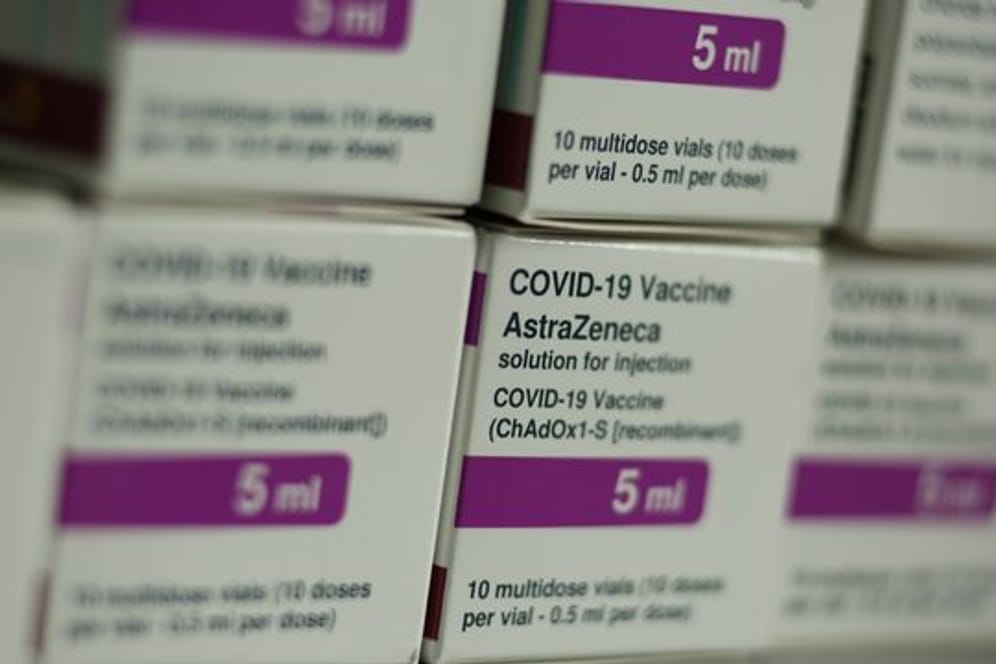Verpackungen mit dem Corona Impfstoff von AstraZeneca im Lager des Impfzentrums im Landkreis Harz.