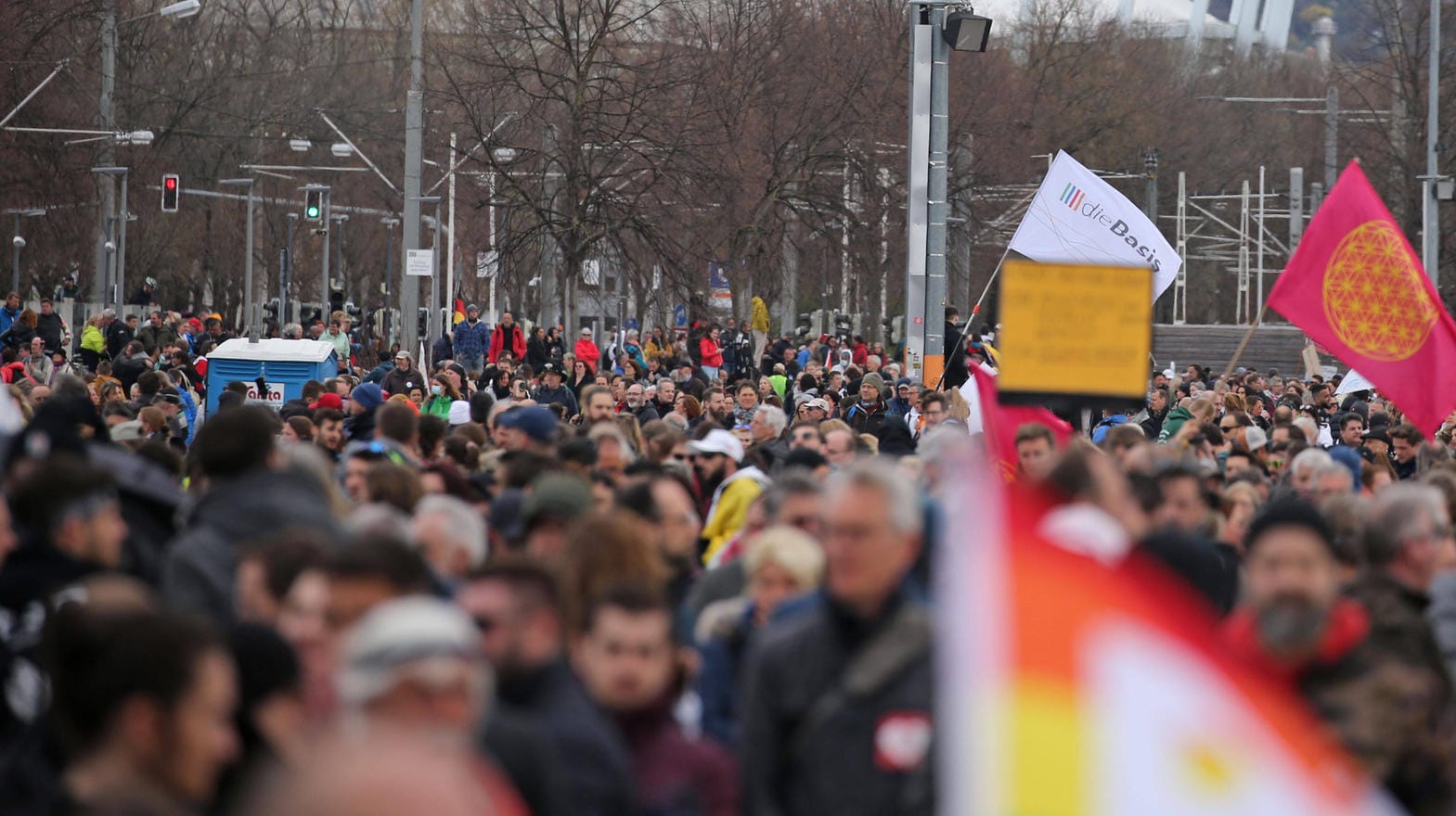 Zigtausende Menschen demonstrierten auf den Cannstatter Wasen in Stuttgart: In der Frage, ob die Demo hätte verboten werden können, gibt es unterschiedliche Auffassungen. Zigtausende Menschen demonstrierten auf den Cannstatter Wasen in Stuttgart: In der Frage, ob die Demo hätte verboten werden können, gibt es unterschiedliche Auffassungen.