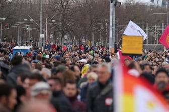 Zigtausende Menschen demonstrierten auf den Cannstatter Wasen in Stuttgart: In der Frage, ob die Demo hätte verboten werden können, gibt es unterschiedliche Auffassungen.