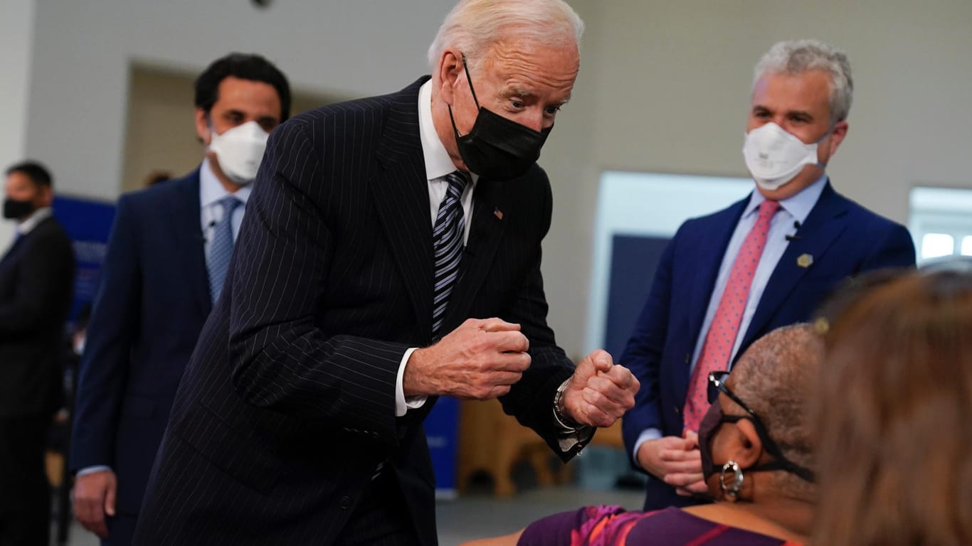 Joe Biden spricht mit Impflingen: Der US-Präsident setzt auf ein hohes Impftempo.